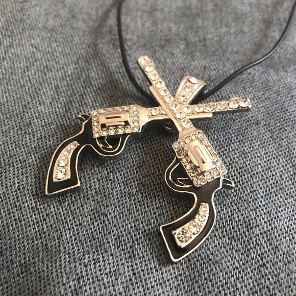 Crossed revolver silver tone rhinestone necklace - Picture 6 of 7